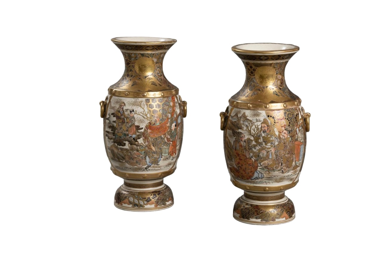 REFINED set of GILT SATSUMA vases, in a baluster shape, made of stoneware and figures