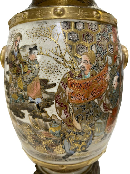 REFINED set of GILT SATSUMA vases, in a baluster shape, made of stoneware and figures